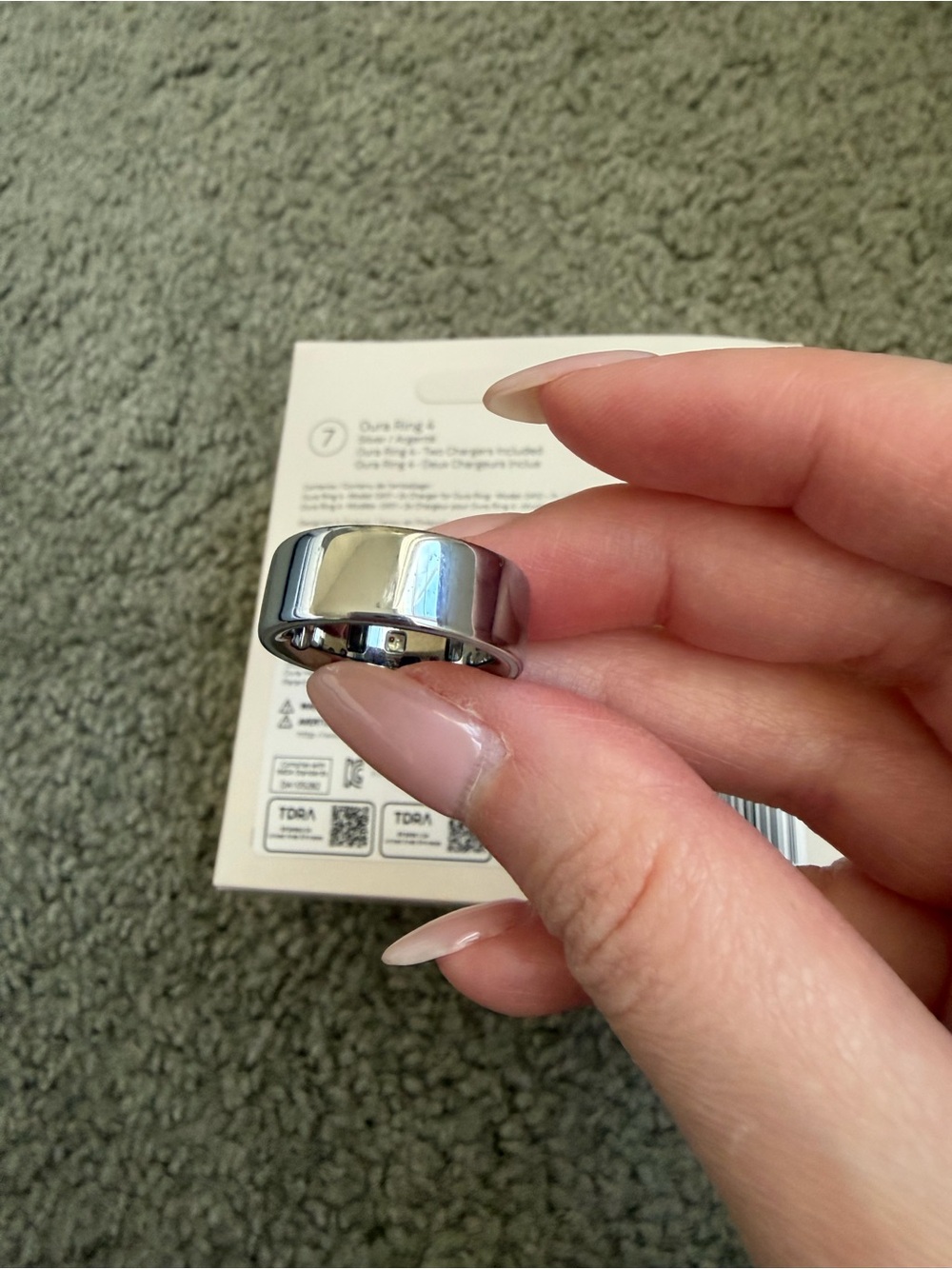Oura Ring 4 Smart Ring — Silver Size 7 - Picture 4 of 7